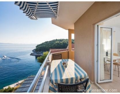Apartments next to the sea in Osibova bay on the island of Brac, No. 1, alloggi privati a Brač Milna, Croazia